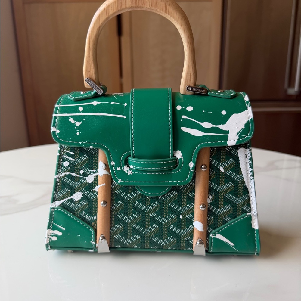 Sonique Saturday House, small single-handle purse.